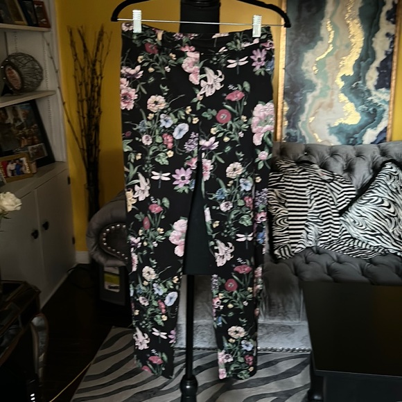 H&M Pants - •H&M•Black‎ Floral/Dragonfly Ankle Pants•Sz 8